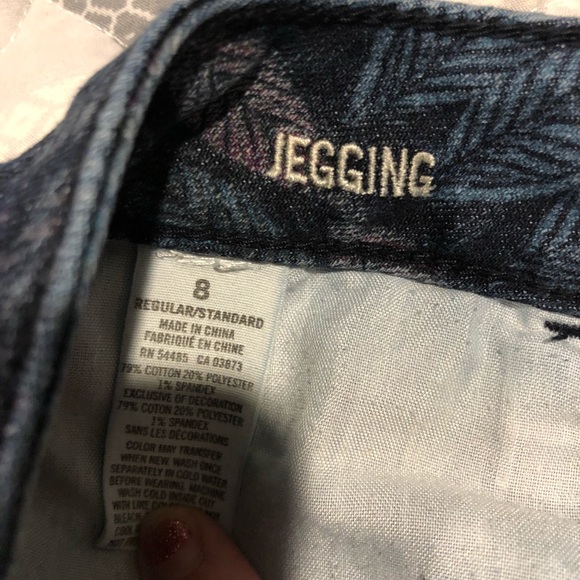 American Eagle Jegging with feather design - Picture 3 of 7